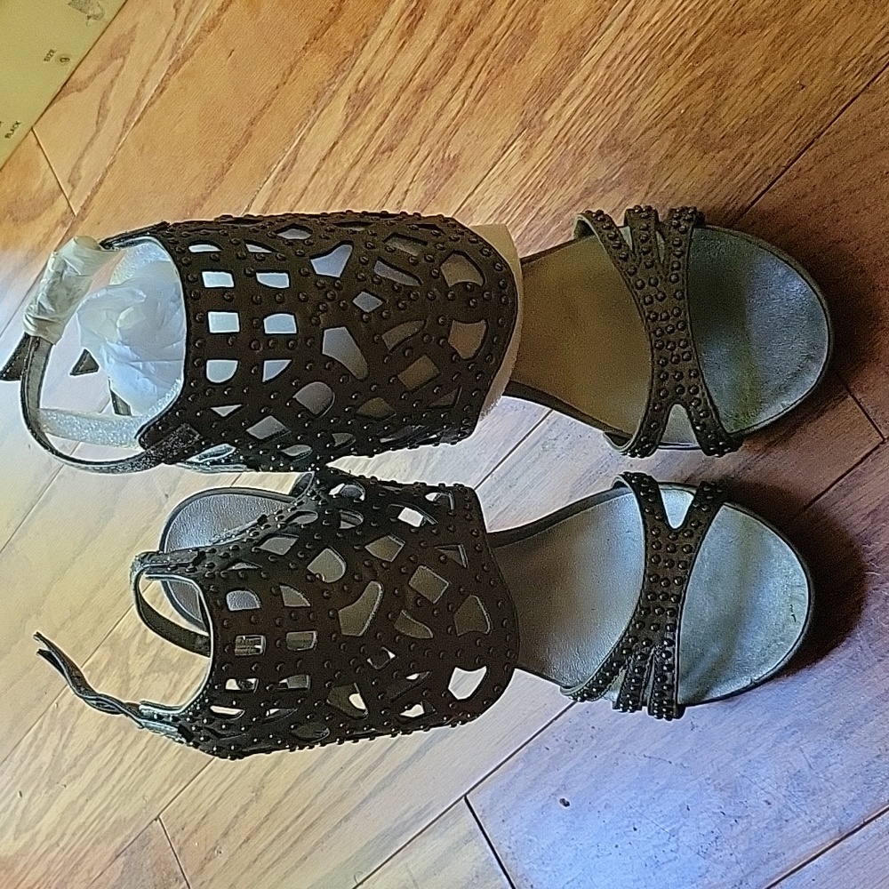 Heels - Picture 2 of 5